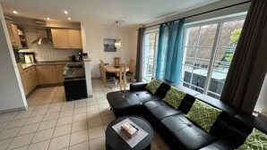 A modern apartment with a kitchen, dining area, and living room. - Maisonette apartment 70m² with 2x shower / WC and 2 bedrooms Central WLAN (Zingst)