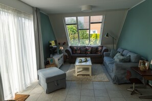 LCD-Fernseher, Kamin, Stereoanlage