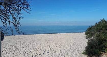 Bright and friendly apartment with comfortable amenities near the beach.