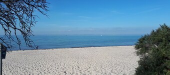 Bright and friendly apartment with comfortable amenities near the beach.