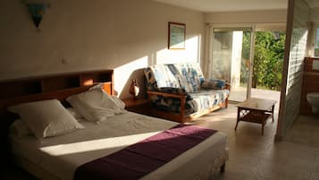 5 bedrooms, in-room safe, iron/ironing board, travel cot