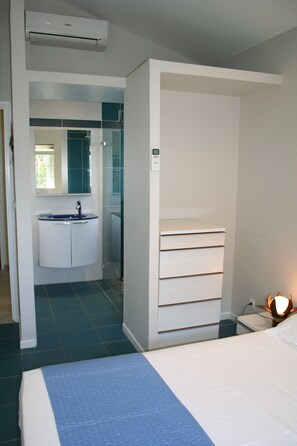 5 chambres, coffres-forts dans les chambres, fer et planche Ă repasser