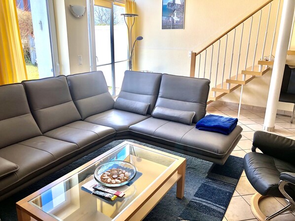 Televisión, reproductor de DVD, libros y estéreo 