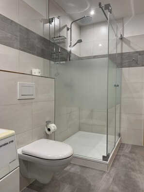 Ensemble douche/baignoire, sèche-cheveux, savon