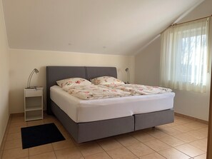 3 habitaciones, tabla de planchar con plancha y cuna de viaje 