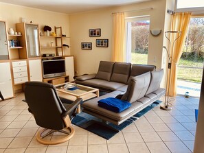 Télévision, lecteur de DVD, livres, chaßne hi-fi