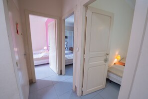 4 slaapkamers, een bureau, een strijkplank/strijkijzer, internet