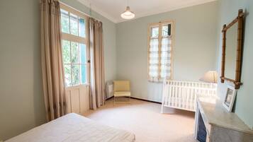 4 slaapkamers, een bureau, een strijkplank/strijkijzer, internet