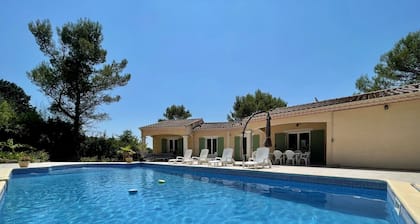Villa on the heights of Nîmes in full scrubland