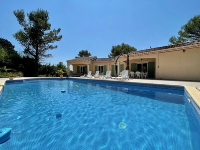 Villa on the heights of Nîmes in full scrubland
