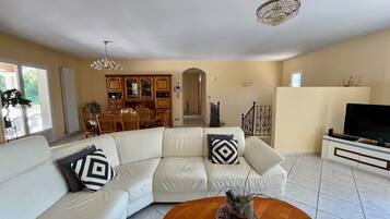 Télévision, lecteur de DVD, chaßne hi-fi