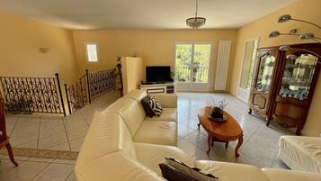 Télévision, lecteur de DVD, chaßne hi-fi