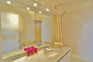 Ensemble baignoire-douche, séchoir à cheveux, serviettes fournies