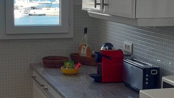 Een koelkast, een microgolfoven, een oven, een kookplaat