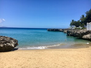 Una spiaggia nelle vicinanze, teli da spiaggia