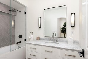Combined shower/bathtub, jetted bath, hair dryer, towels - Stunning View Red Mtn Property 2 Min From Town (Aspen)