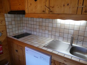 Kühlschrank, Mikrowelle, Herdplatte, Geschirrspüler