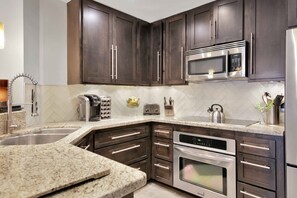 Frigorifero, microonde, forno, piano cottura