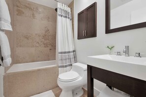 Ensemble douche/baignoire, sèche-cheveux, serviettes fournies