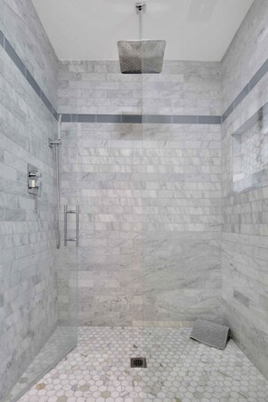 Bañera con ducha, secador de pelo, toallas