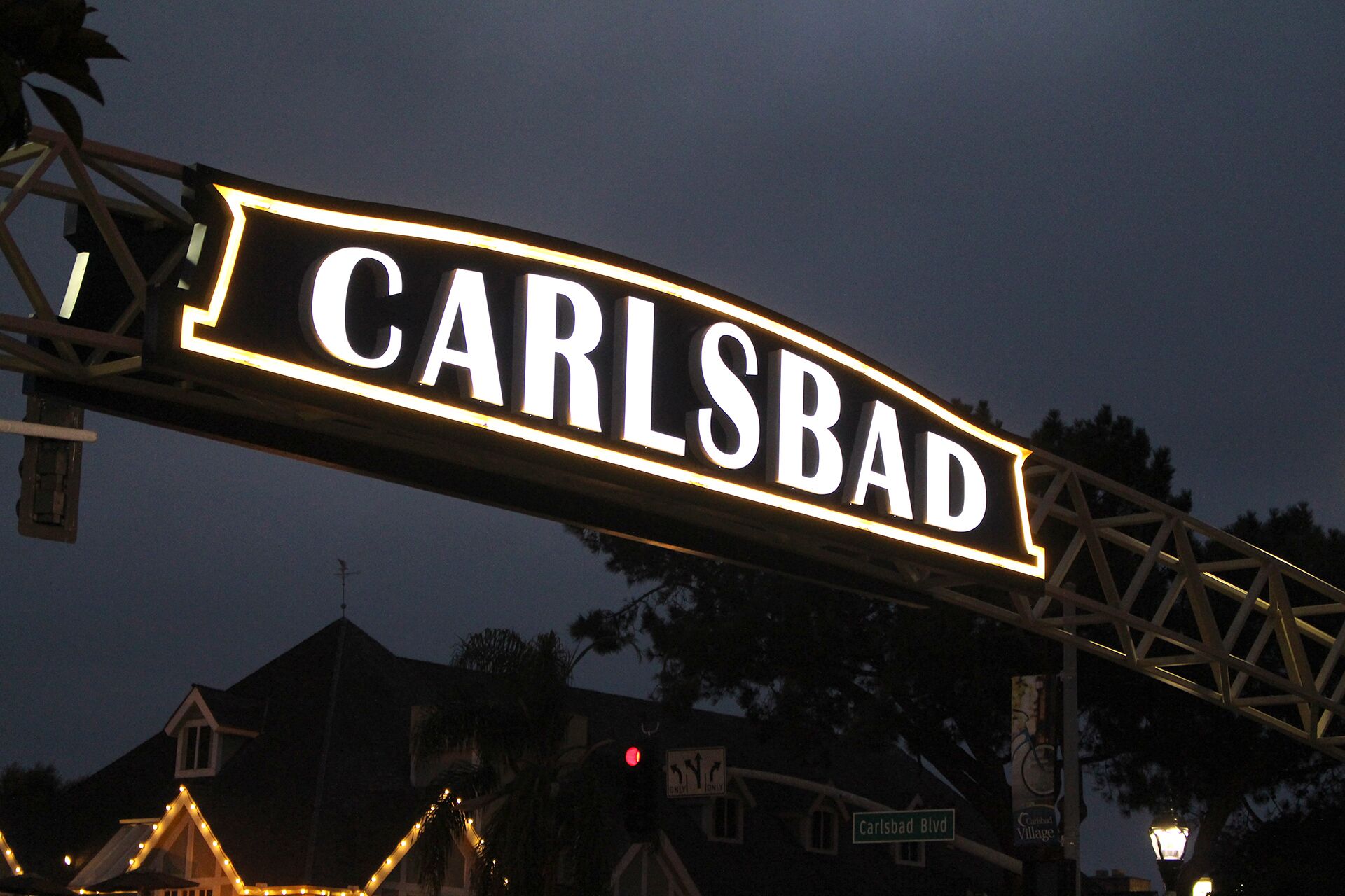 Un panneau de signalisation indiquant « CARLSBAD », avec le nom écrit en lettres blanches sur un fond sombre.