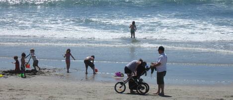 En la playa, camastros y toallas de playa