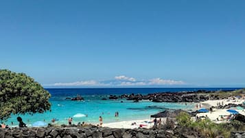 Ligstoelen aan het strand, strandlakens