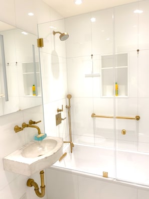 Combined shower/tub, hair dryer, towels
