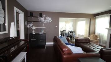 Flat-screen TV, fireplace, DVD player, books