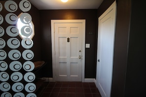 Interior - A peaceful, comfortable Oakland retreat with panoramic San Francisco Bay views (Oakland)