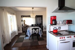 Coffee/tea maker, fridge, microwave, oven - A peaceful, comfortable Oakland retreat with panoramic San Francisco Bay views (Oakland)