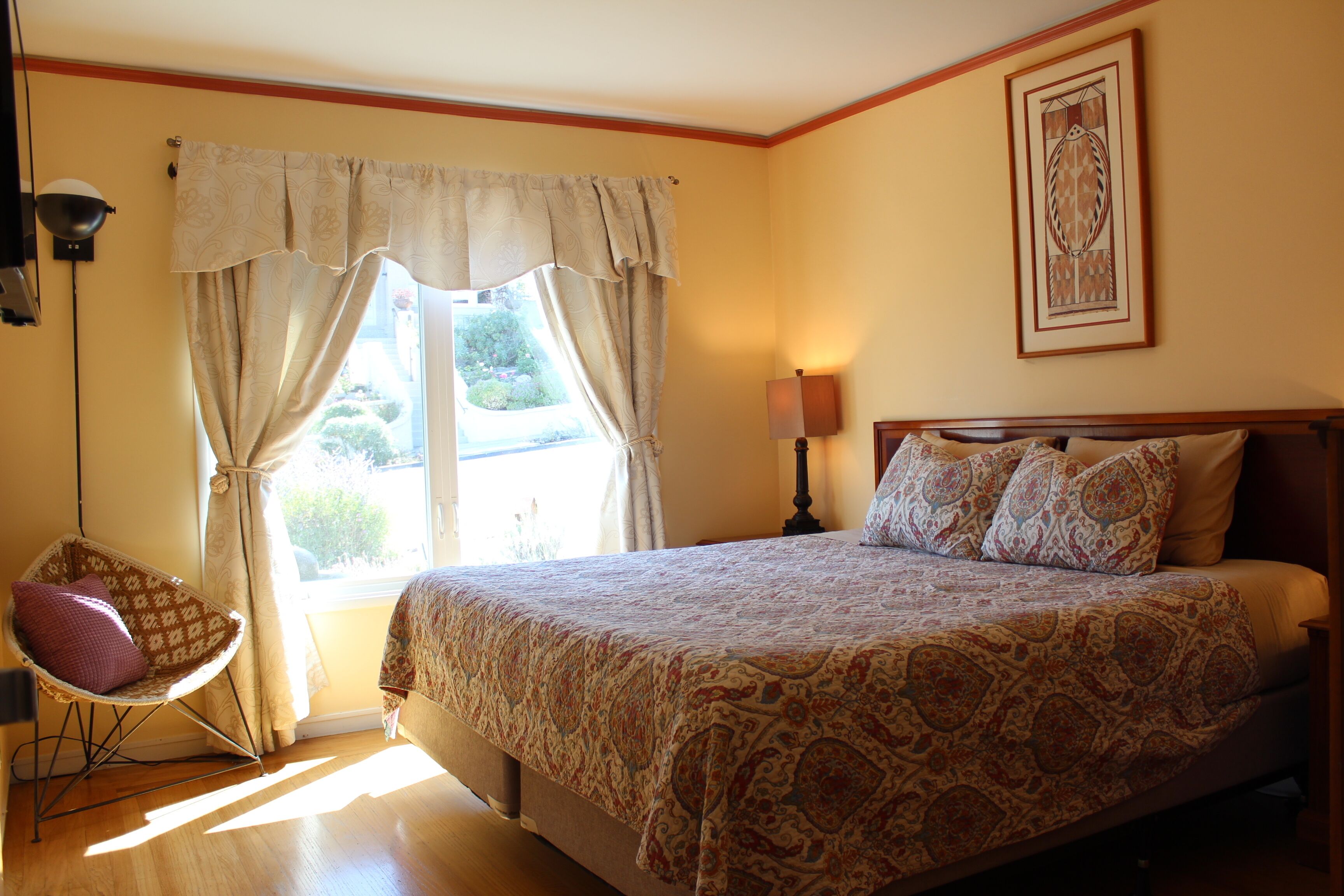 2 bedrooms, desk, iron/ironing board, WiFi (free)