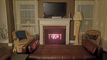Flat-screen TV, fireplace, DVD player, books