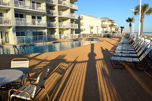 Een binnenzwembad, een buitenzwembad