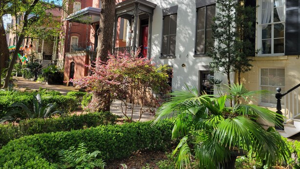 A row of traditional townhouses with a well-maintained garden and mature trees. -  Jones St Hist Dist Gem 1853- 3KgBd/3Ba exquisite courtyard- 50 %offSun -ThurNts (Savannah)