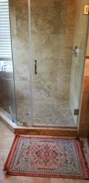Combined shower/bathtub, hair dryer, towels, soap -  Jones St Hist Dist Gem 1853- 3KgBd/3Ba exquisite courtyard- 50 %offSun -ThurNts (Savannah)