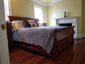 3 slaapkamers, een strijkplank/strijkijzer, gratis wifi, beddengoed