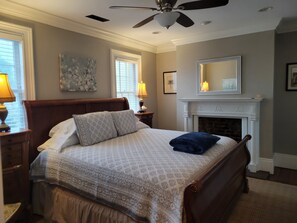 3 bedrooms, iron/ironing board, free WiFi, bed sheets -  Jones St Hist Dist Gem 1853- 3KgBd/3Ba exquisite courtyard- 50 %offSun -ThurNts (Savannah)