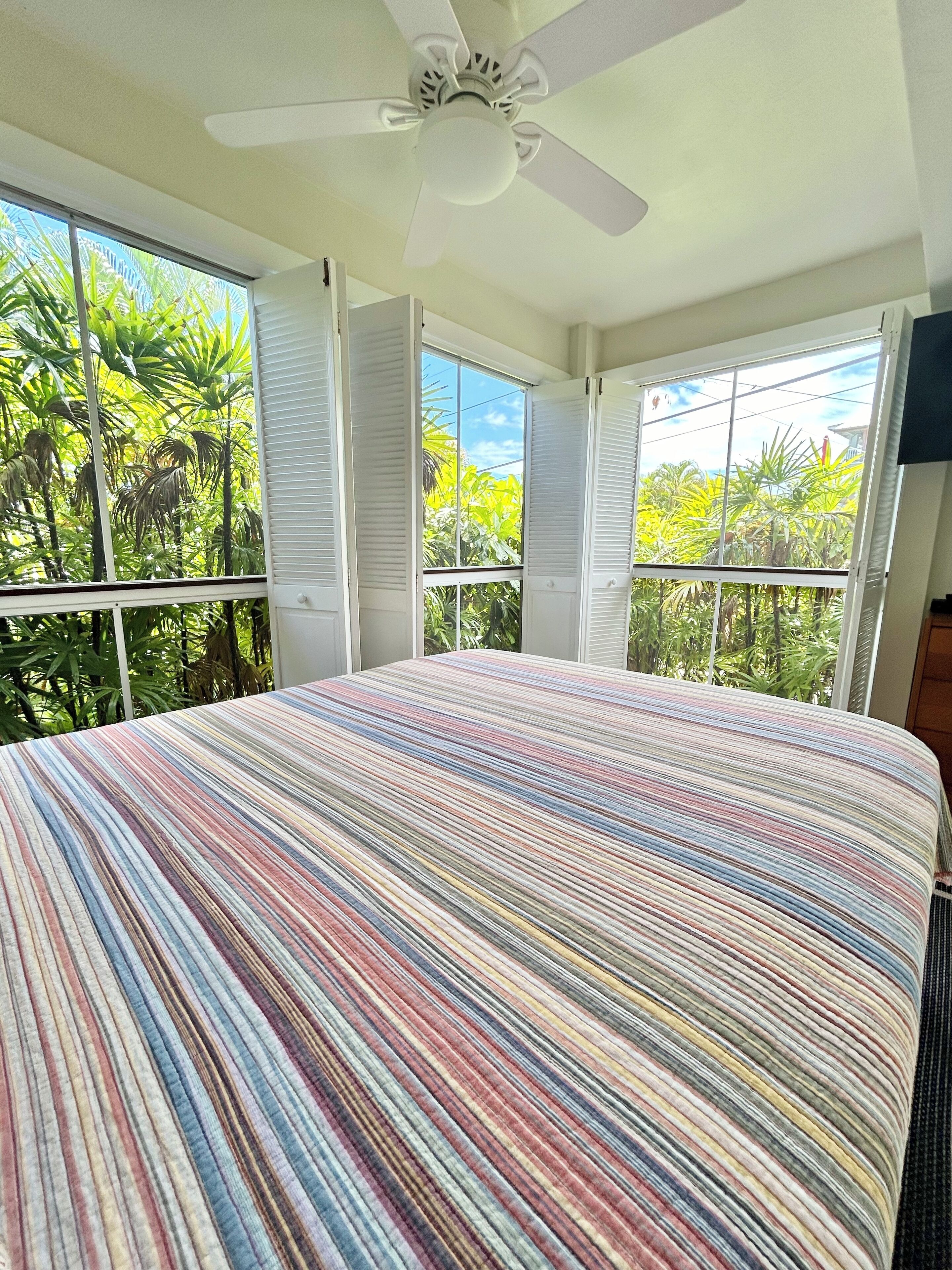 Caja de seguridad en la habitación y tabla de planchar con plancha 