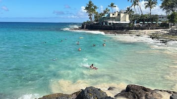 En la playa, camastros y toallas de playa