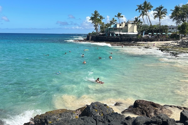 På stranden, solsenger og strandhåndklær