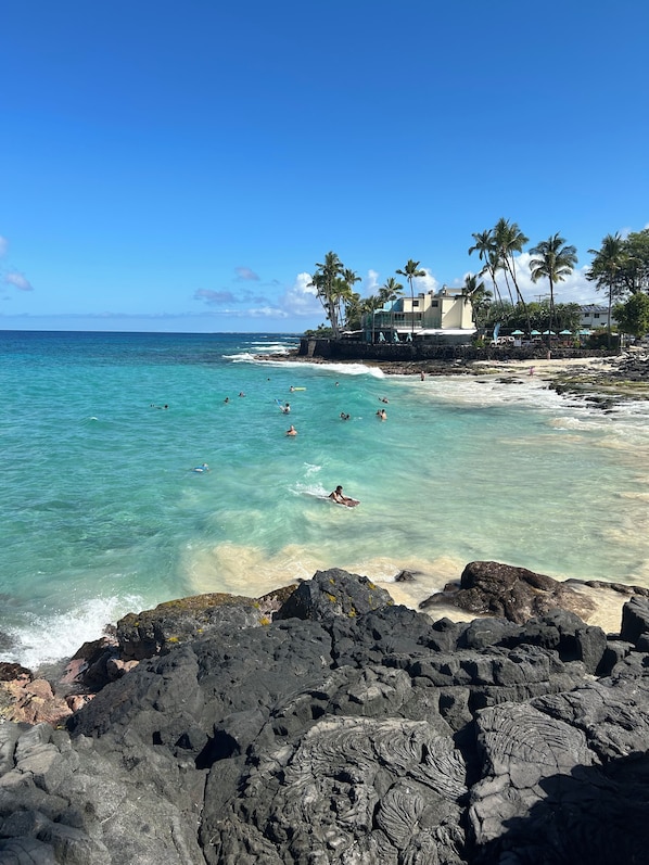 Plage, chaises longues, serviettes de plage