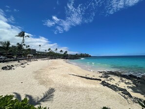 Plage, chaises longues, serviettes de plage