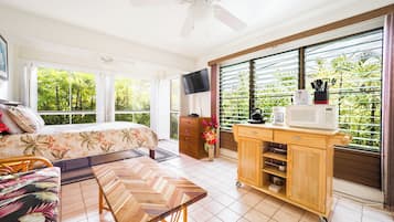 Een kluis op de kamer, een strijkplank/strijkijzer, wifi, beddengoed