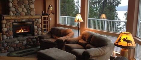 Smart-TV, peis, DVD-spiller og bøker