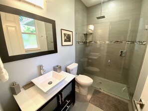 SĂšche-cheveux, serviettes fournies, papier toilette