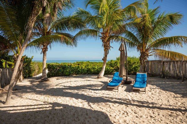 Plage, chaises longues, serviettes de plage