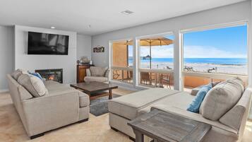 Televisión y chimenea