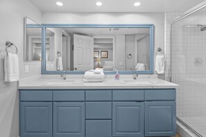 Combined shower/bathtub, hair dryer, towels