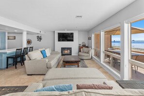 Televisión y chimenea 